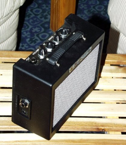 amplifier (fender mini-deluxe, 1 watt)